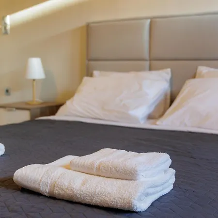 דירה Lumelia Mansion Your Sunny Garden קלמאטה